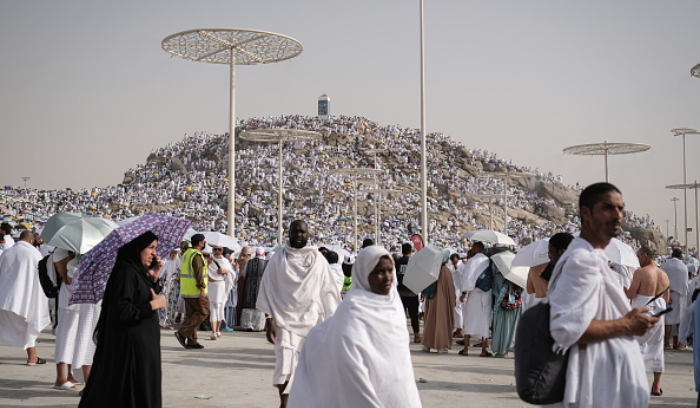 الحجاج يرمون الجمرات الثلاث في أول أيام التشريق