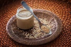 لماذا تُعد طحينة السمسم كنزًا غذائيًا في كل مطبخ؟