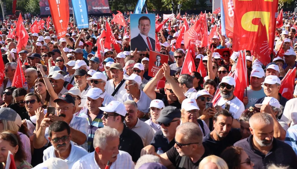 “أردوغان استقِل”..  عشرات الآلاف يشاركون بتظاهرة للمعارضة التركية في أنقرة