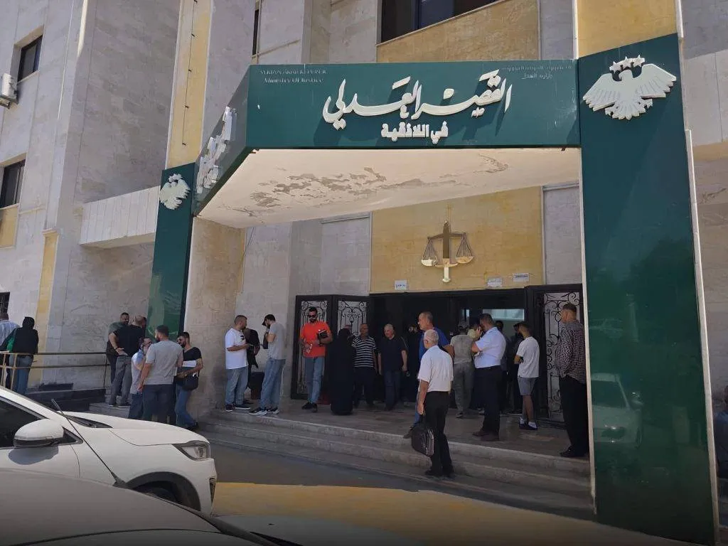 المحامي العام في اللاذقية: والدة مطلق النار أدخلت السلاح إلى القصر العدلي