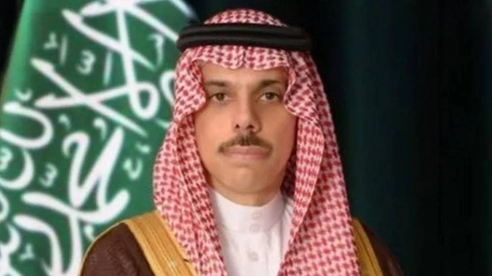 بن فرحان يبحث خفض التصعيد بالمنطقة وأمن الممرات المائية مع ميليباند والزياني