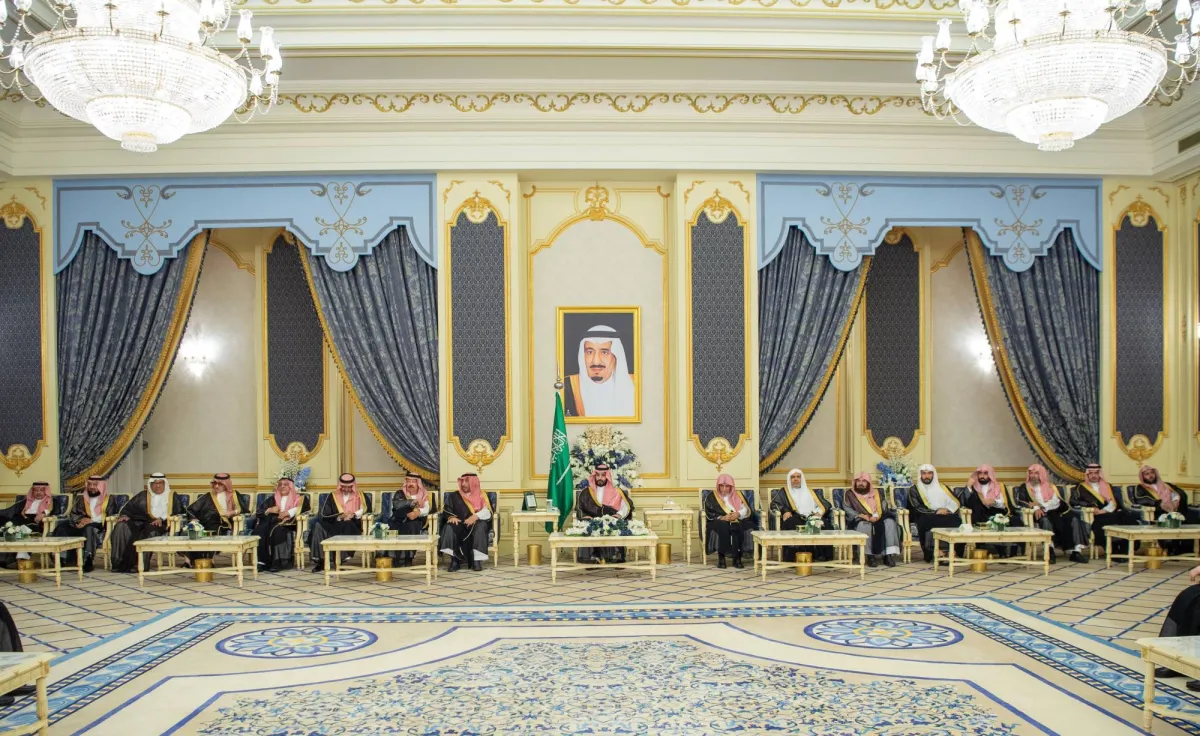 ولي العهد السعودي يستقبل الأمراء والعلماء وجمعاً من المواطنين