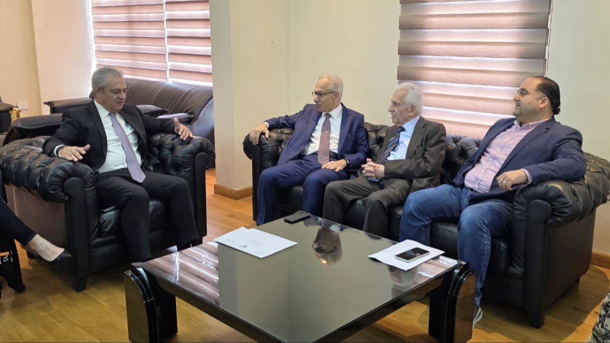 البساط جال في صيدا والتقى رئيس البلدية وعقد اجتماعاً مع ممثلي الهيئات الثقافية والسياحية وبحث مع رواد الأعمال في غرفة صيدا آفاق النهوض الاقتصادي  في المدينة ونثمن جهود البلدية لمعالجة كل الملفات رغم الظروف الصعبة
