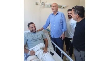خريس تفقد جرحى الغارة الاسرائيلية على بلدة الرمادية