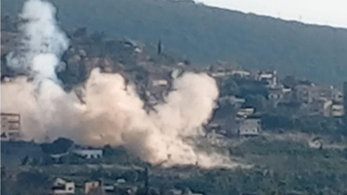 العدو فجر منازل وبنى تحتية بين المنصوري ومجدلزون مستخدما براميل تحتوي مواد فعاليتها كبيرة في التدمير