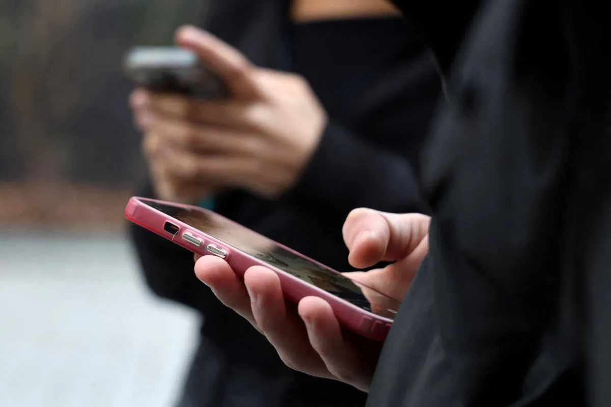 الباحثون طوّروا أول «دودة حاسوبية» تتمكن من الانتشار عبر نظامَي التشغيل «iOS» و«أندرويد» دون الحاجة إلى قيام الضحية بالضغط على أي شيء (أرشيفية – رويترز)