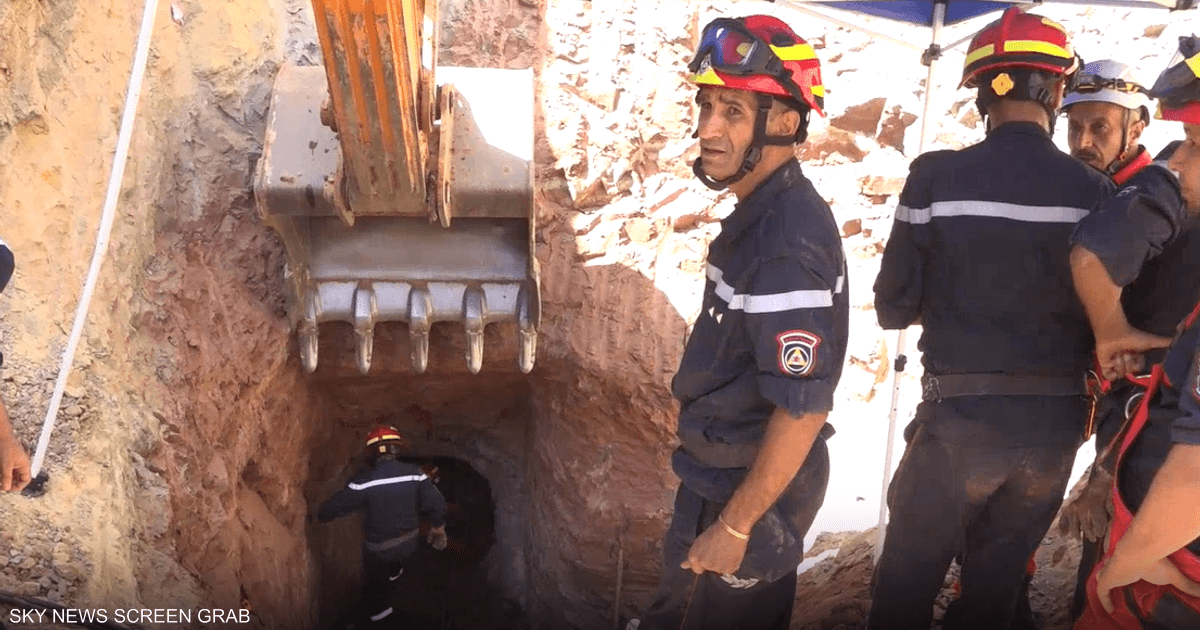 أخبار الجزائر خاص مأساة الطفل أيوب في الجزائر.. أين وصلت جهود الإنقاذ؟ تواصل فرق الدفاع المدني في ولاية البيض الجزائرية عمليات إنقاذ الطفل أيوب، البالغ من العمر 10 سنوات، بعد مرور أكثر من 48 ساعة على سقوطه داخل بئر ارتوازية.