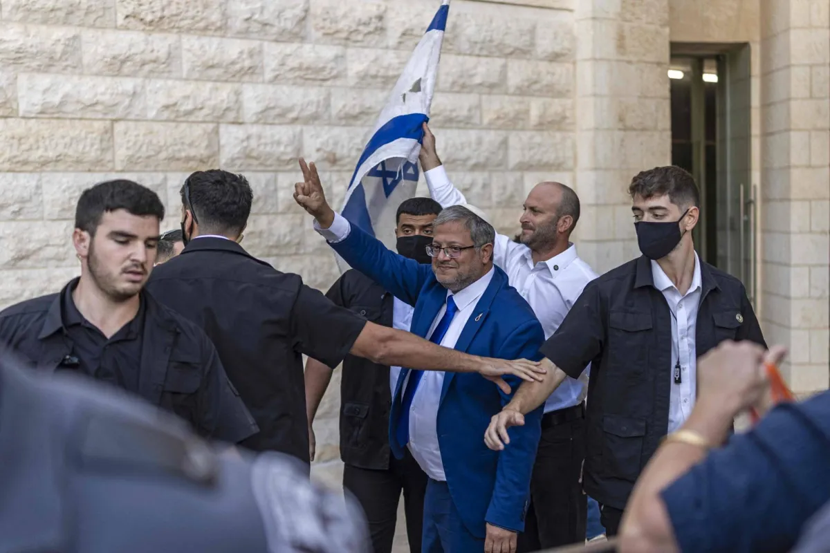 شاهد… بن غفير يشارك في عملية هدم مبنى سكني يضم 70 فلسطينياً بالقدس