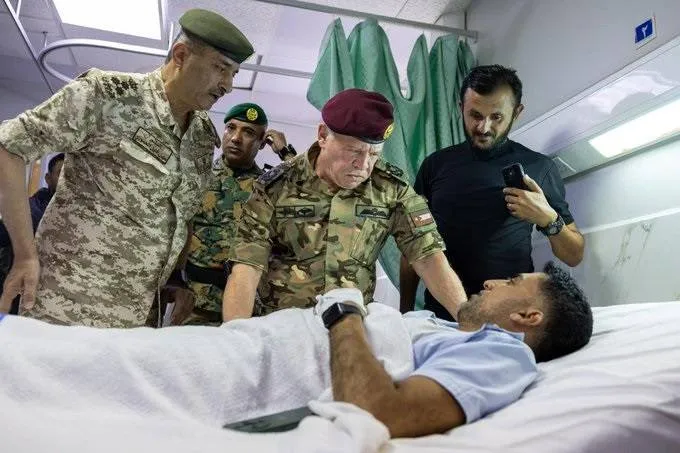 ملك الأردن يزور مصابي الهجوم على الكنيسة… ويتوعد المنفذين بـ«أشد العقوبات»