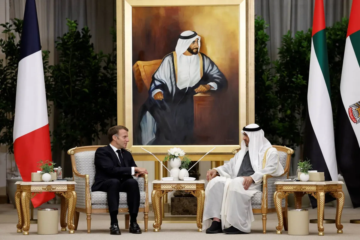 ماكرون في أبوظبي… ويبحث مع محمد بن زايد الشراكة الاستراتيجية وأمن الطاقة