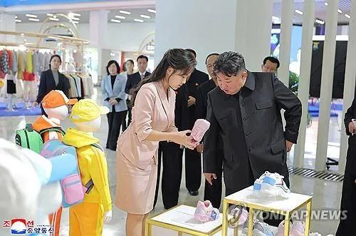 بعد شائعات وفاته بنزيف دماغي… كوريا الشمالية تنشر صوراً لكيم برفقة ابنته