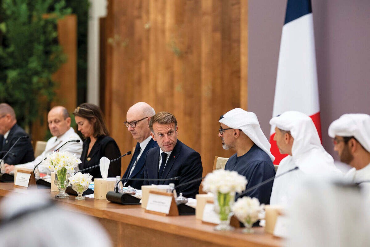 ولي عهد أبوظبي والرئيس الفرنسي يشهدان حوار الأعمال الإماراتي-الفرنسي لتعزيز الشراكة الاستراتيجية في قطاعي الطاقة والذكاء الاصطناعي