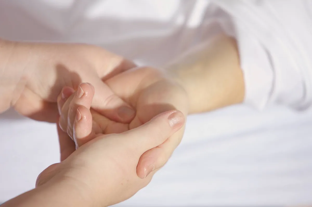 هل تشعر بتنميل في يدك؟… 6 أسباب محتملة يجب أن تعرفها