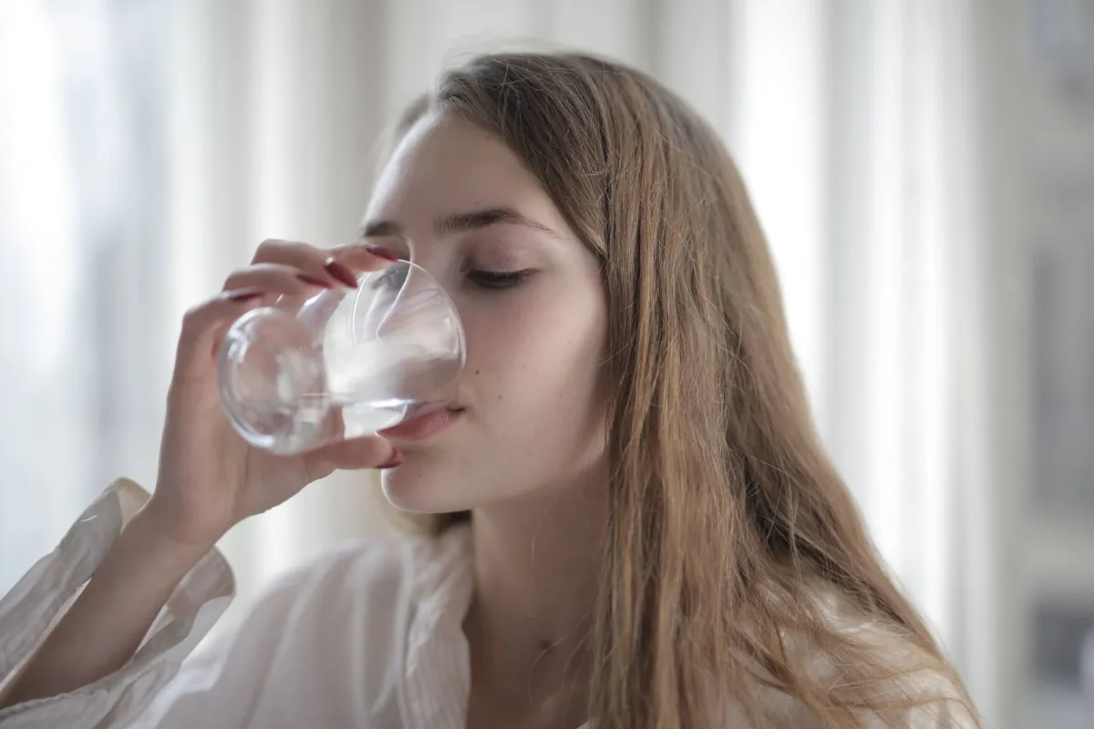 5 معتقدات شائعة عن شرب الماء… ما حقيقتها؟