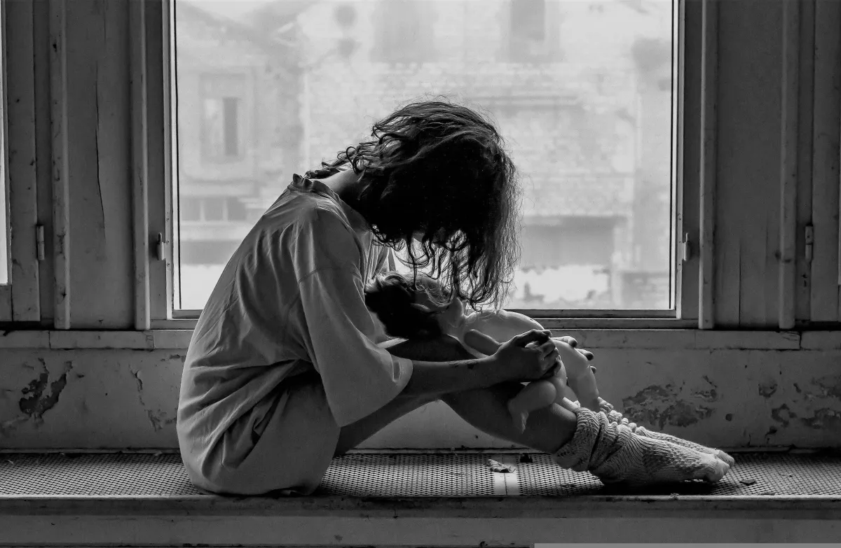 ما الفرق بين الحزن الطبيعي والاكتئاب؟ ومتى تطلب المساعدة؟