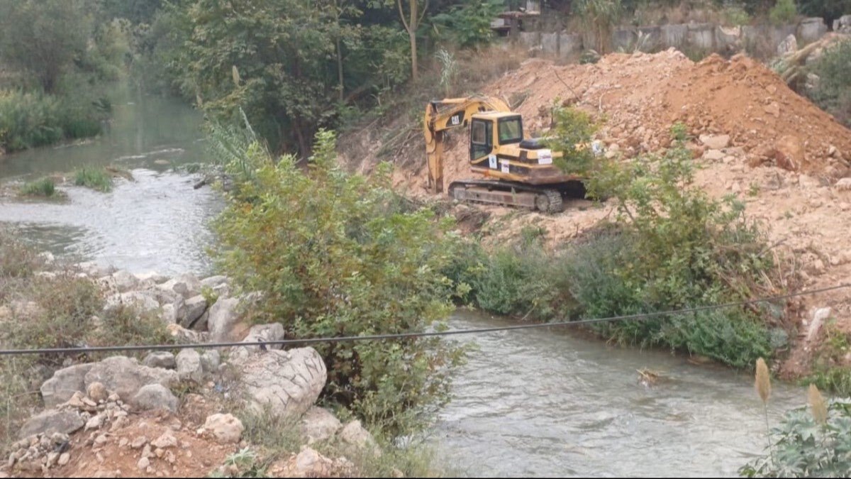 الأشغال تباشر التحضيرات لتنفيذ معبر موقت بديل لجسر طيرفلسيه المتضرر جراء العدوان الإسرائيلي