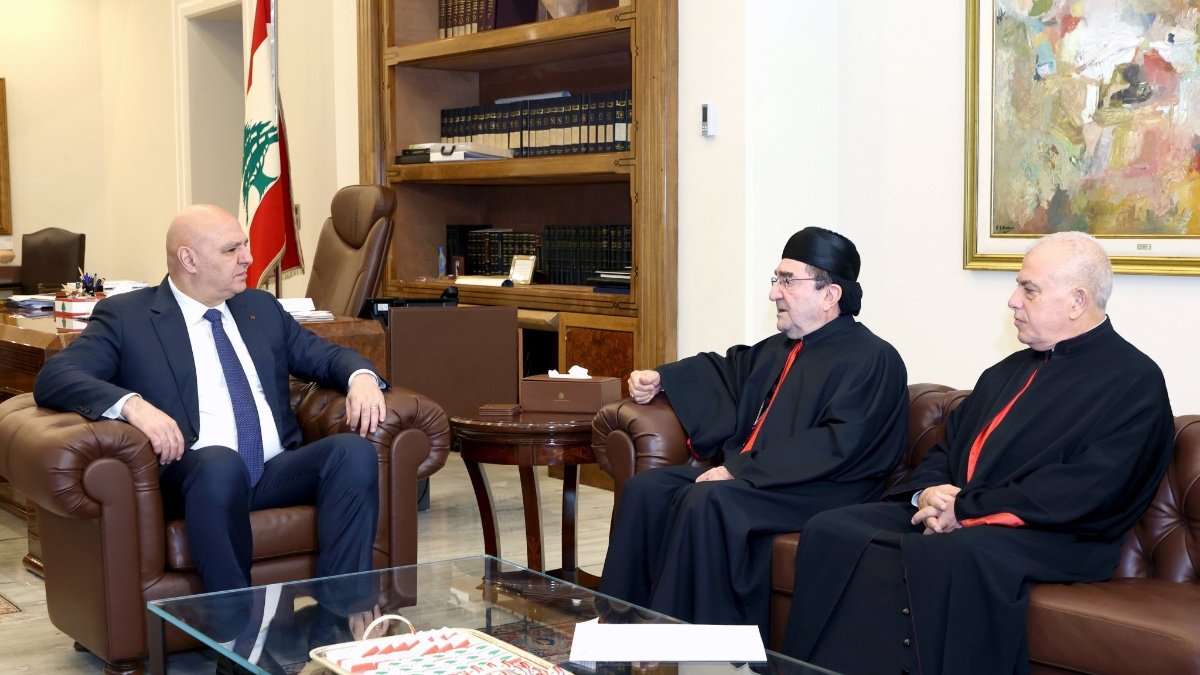 (*) الرئيس عون اطلع من خيرالله وابو كسم على مسودة كتاب  “طوبى للساعين إلى السلام” يوثّق زيارة البابا