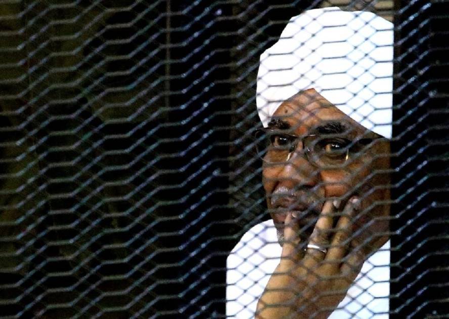 نقل عمر البشير إلى مستشفى عسكري في الخرطوم